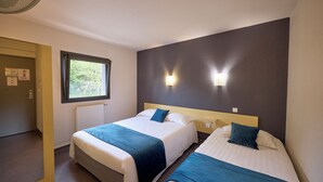 A hotel room with two beds, a window, and two wall-mounted lights. - Hôtel Eco (Banassac)