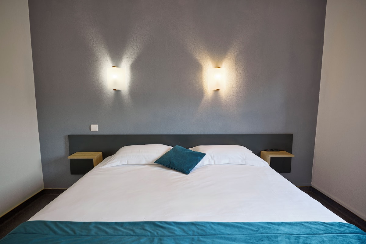 Desk, blackout drapes, soundproofing, cribs/infant beds