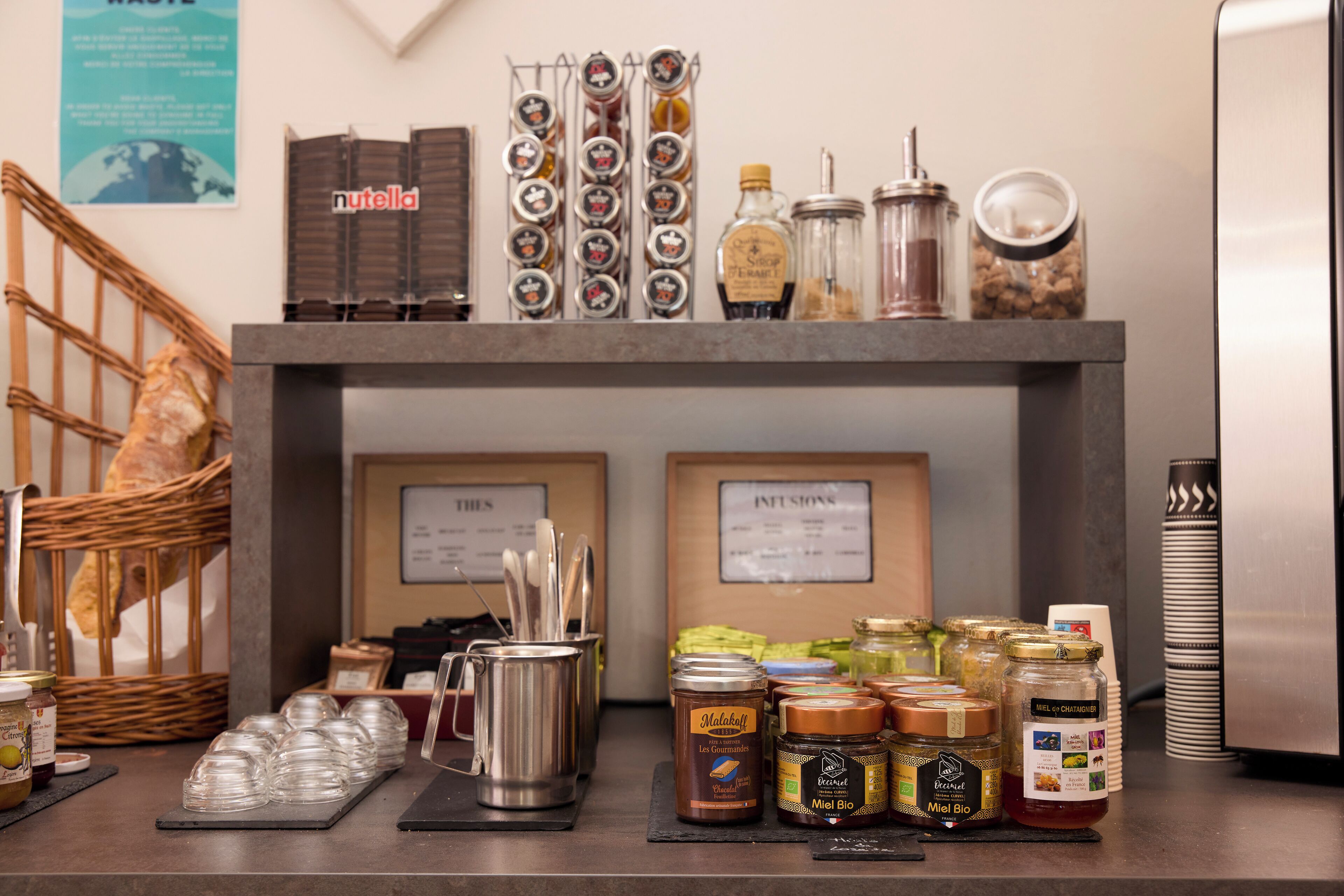 朝食 (ビュッフェ)、毎日提供 (1 名様 12 EUR)