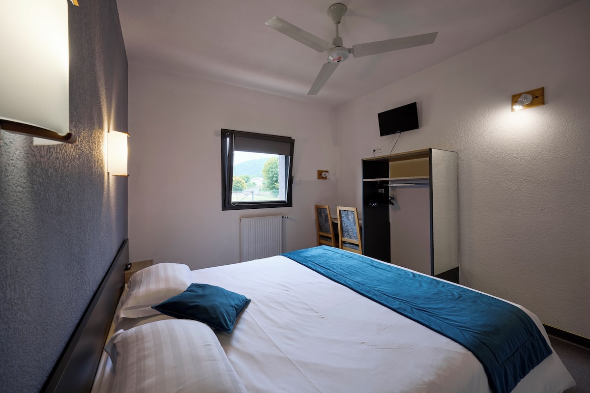 Desk, blackout drapes, soundproofing, cribs/infant beds