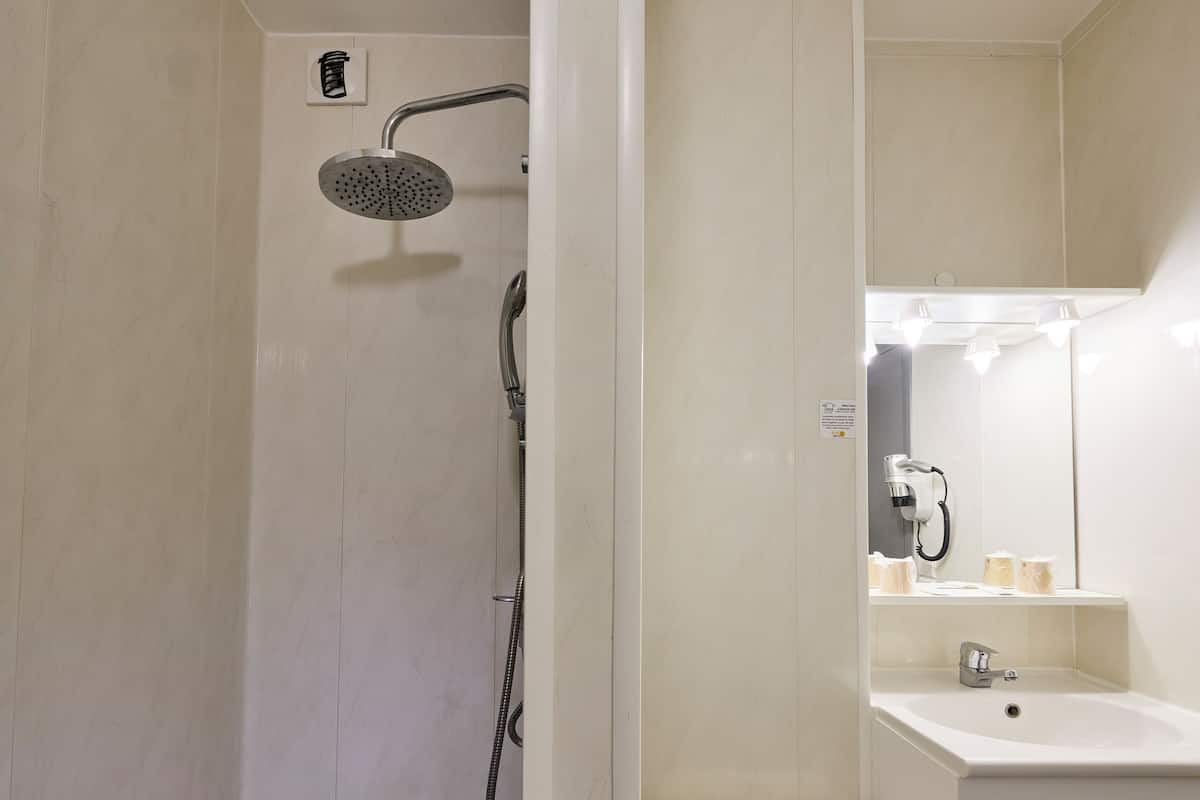 Shower, free toiletries, towels