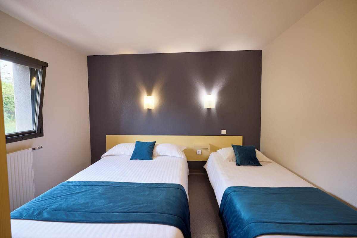 Triple Room | Desk, blackout drapes, soundproofing, cribs/infant beds