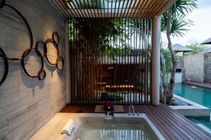 A modern spa area with a wooden deck, a hot tub, and a pool. - Berry Amour Romantic Villas (Kerobokan)