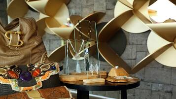 Una exhibición de joyas, incluyendo collares, aretes y un bolso con un cierre dorado.