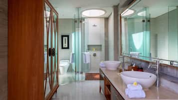 Vila, 1 quarto, piscina particular (Desire) | Banheiro | Banheira e chuveiro separados, banheira de hidromassagem