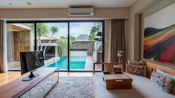 Villa, 1 habitación, alberca privada (Desire) | Área de sala de estar | Smart TV de 43 pulgadas con canales por cable y televisión