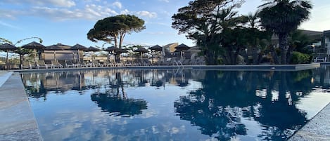 Piscine couverte, 2 piscines extérieures, parasols de plage