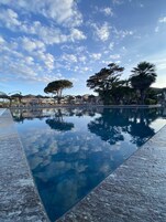 Una piscina cubierta, 2 piscinas al aire libre, sombrillas, tumbonas