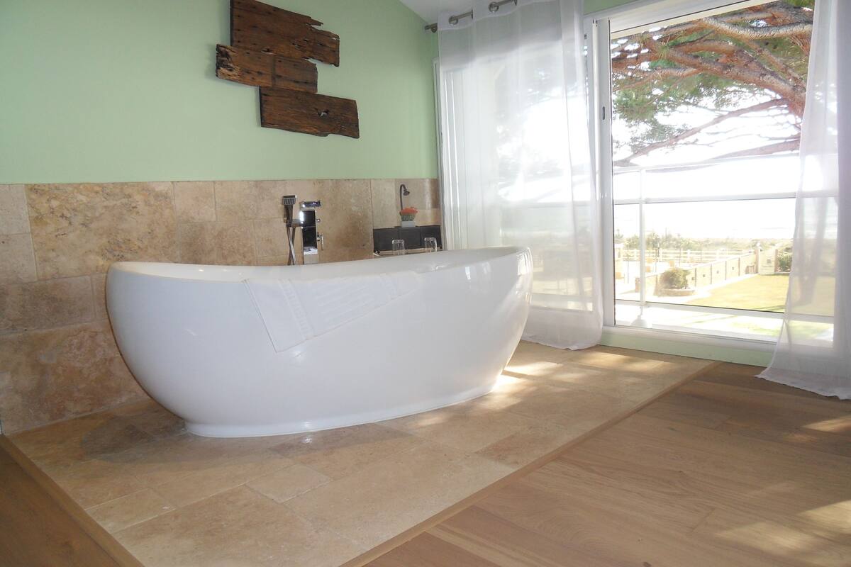 junior suite | deep-soaking bathtub