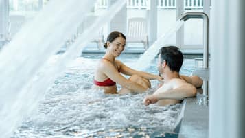 Piscina interna, funciona das 8h às 22h, guarda-sóis, espreguiçadeiras