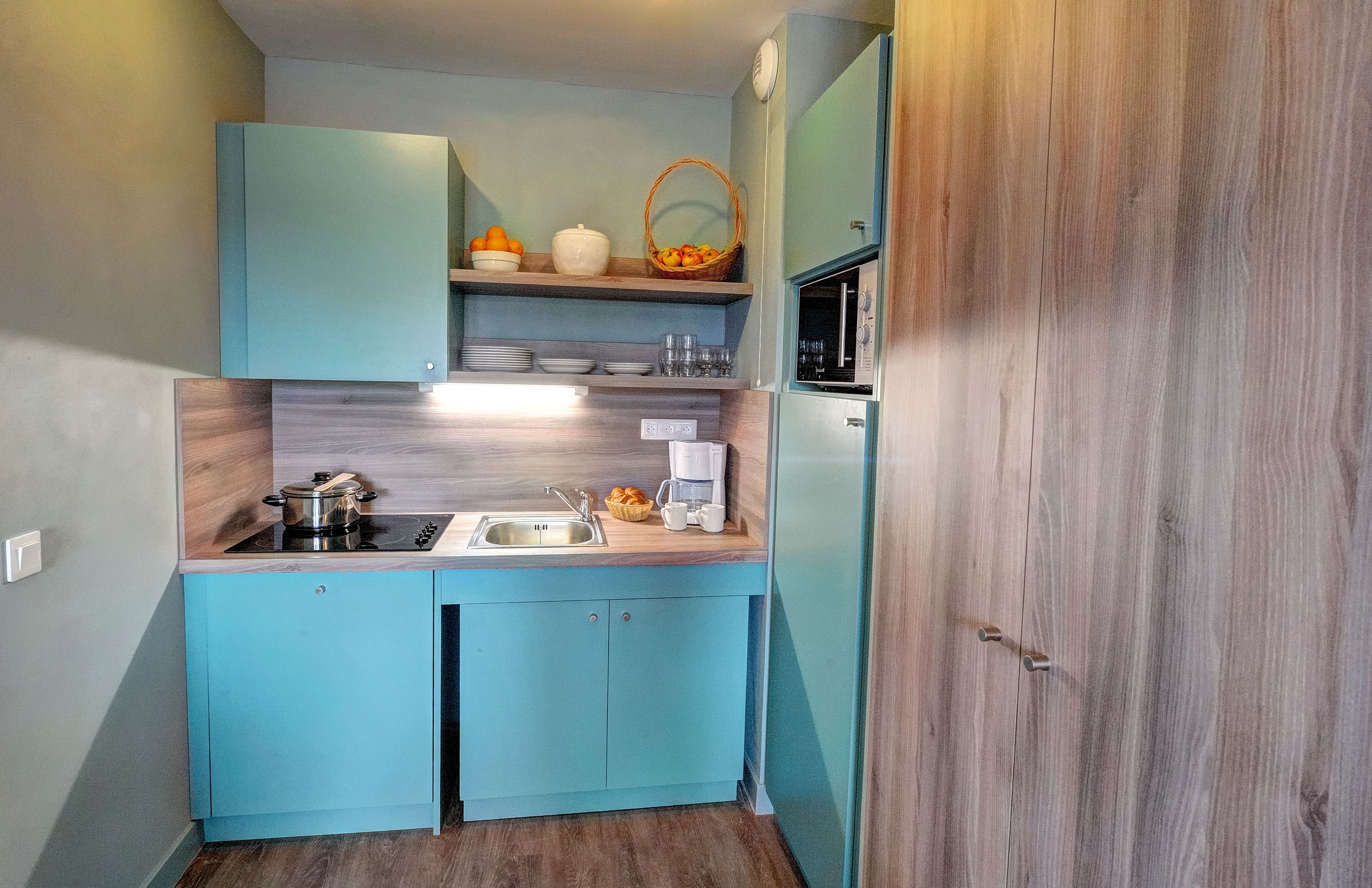 Cocina privada | Refrigerador con congelador, microondas y parrilla de estufa 