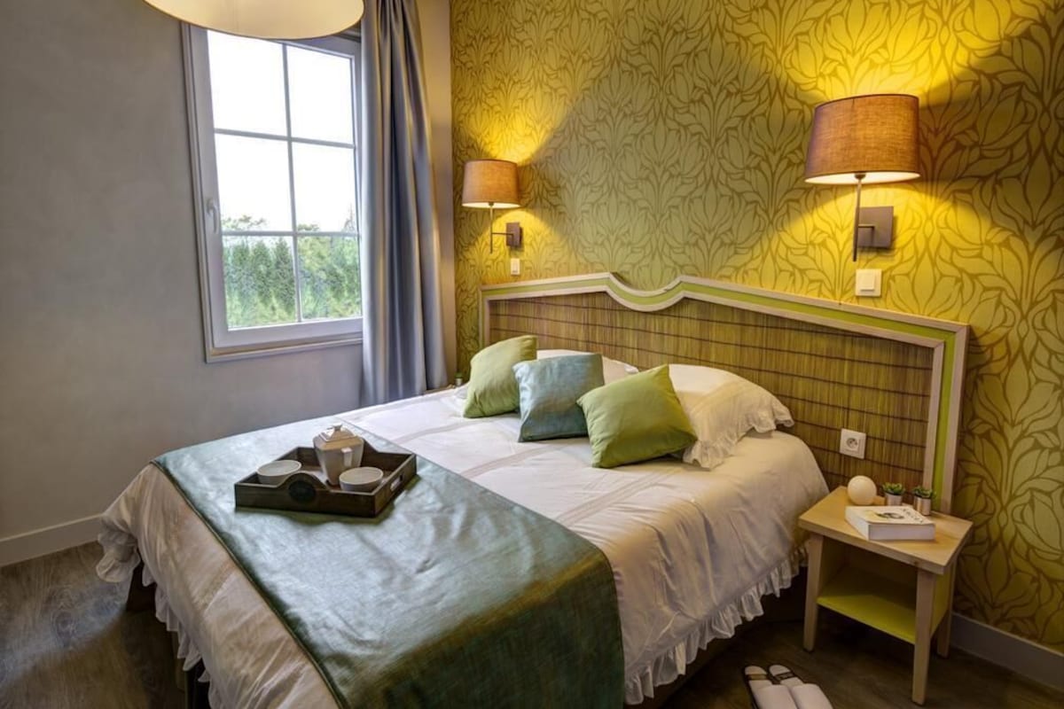 Soundproofing, cribs (surcharge), WiFi (free), bed sheets