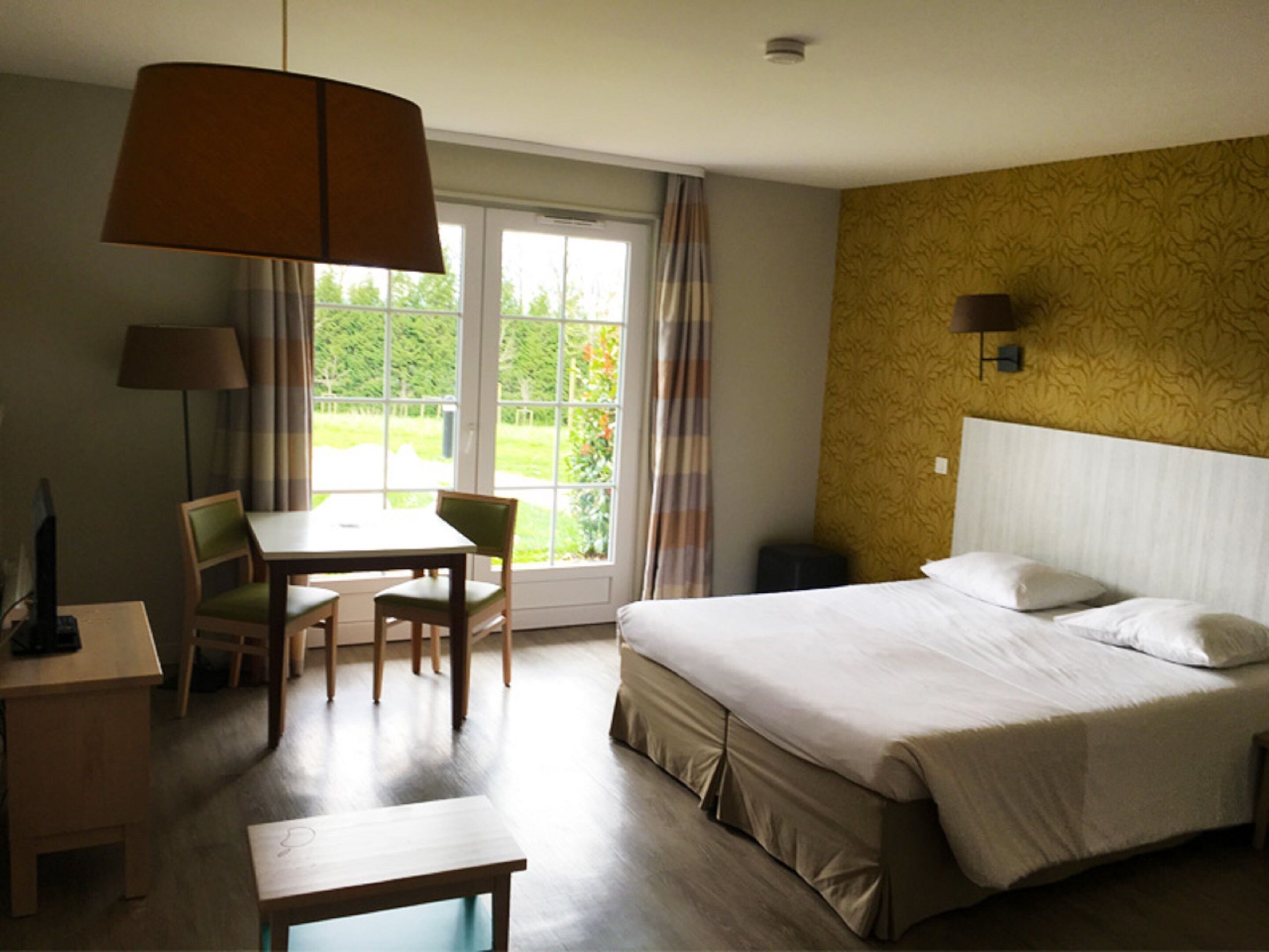 Insonorización, cunas, wifi gratis y ropa de cama 