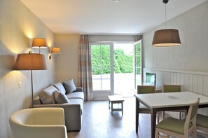 Suite familiar, vista al valle (Epicea) | Área de sala de estar | Televisión de pantalla plana de 30 pulgadas con canales vía satélite 