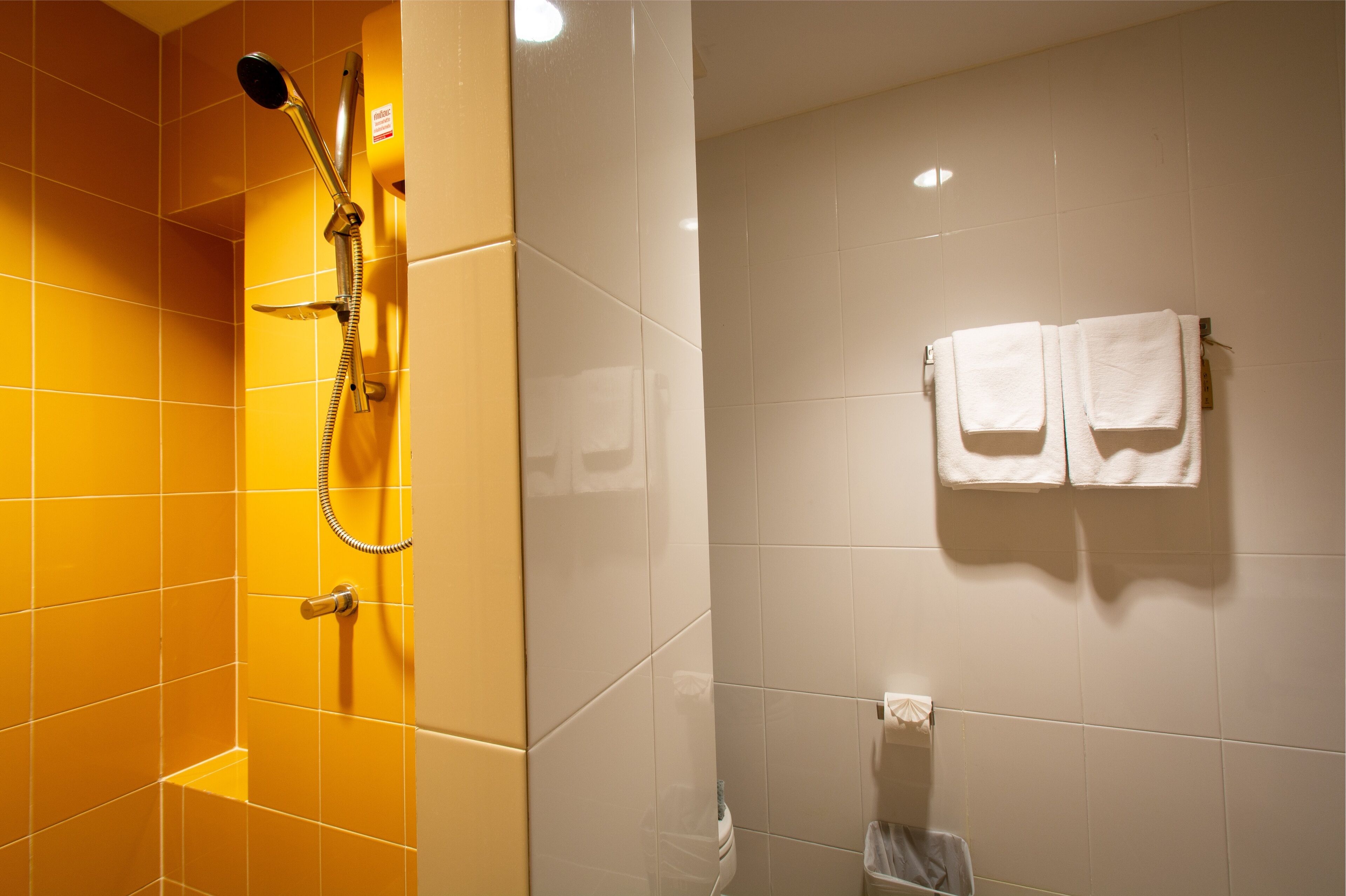 shower, hydromassage showerhead, free toiletries, hair dryer