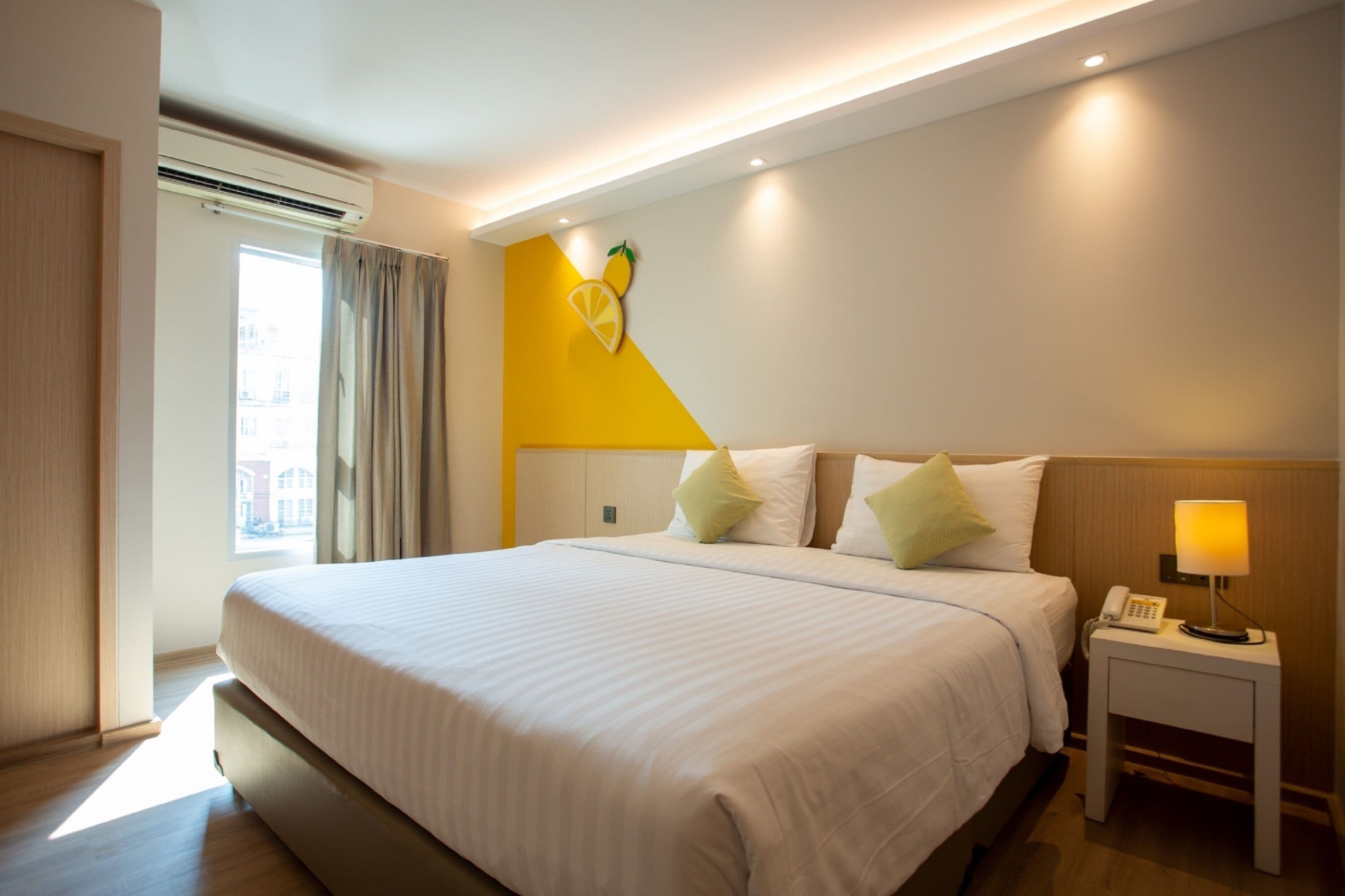 deluxe double room, balcony | in-room safe, desk, free wifi, bed sheets