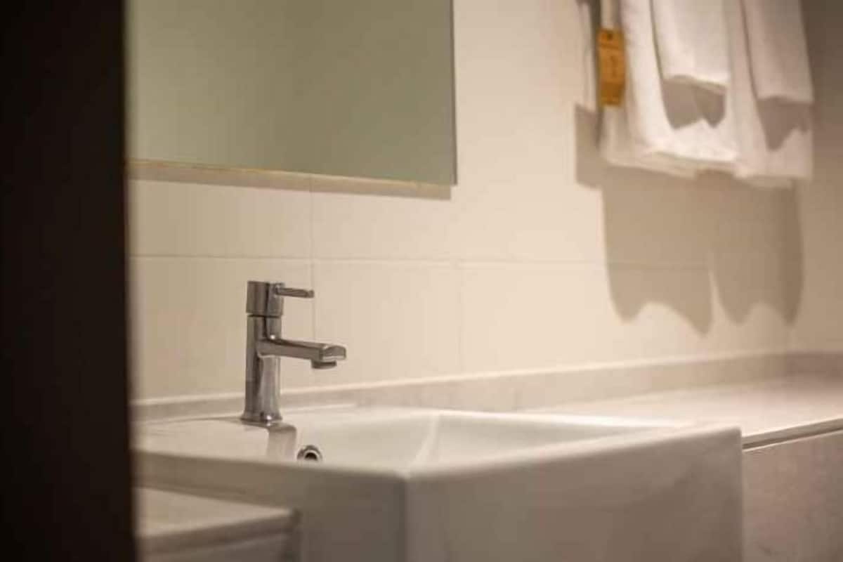 Bruser, brusehoved med hydromassage, gratis toiletartikler, hårtørrer