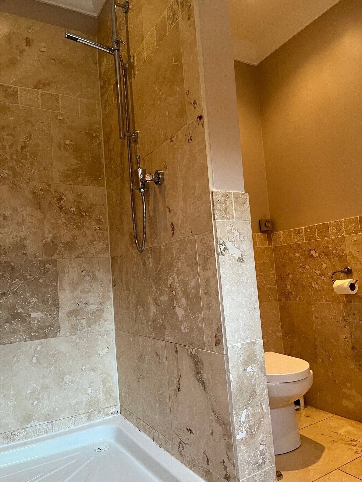 Un baño con ducha, inodoro y bañera.
