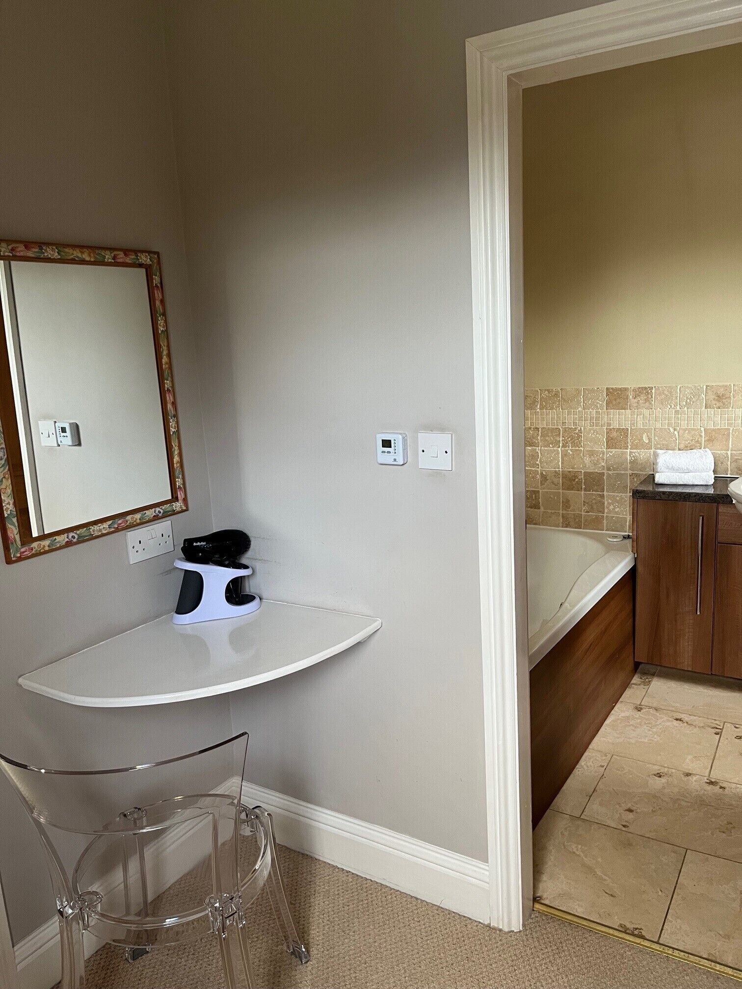 Une petite salle de bain avec un lavabo blanc, un miroir, des toilettes et une baignoire.