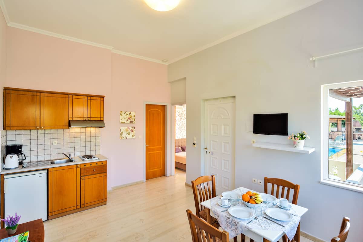 apartment, 1 bedroom | private kitchenette | fridge, stovetop, coffee/tea maker, electric kettle