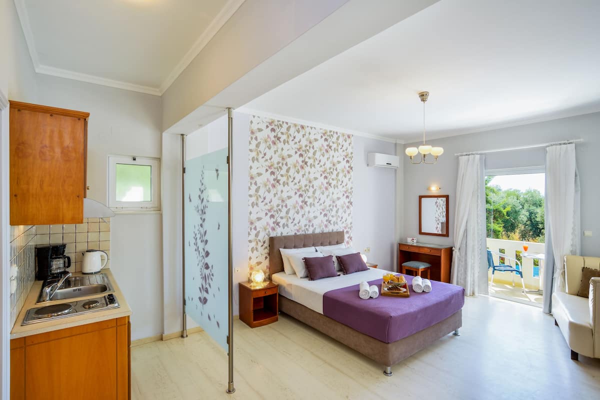 studio, 1 bedroom | in-room safe, desk, laptop workspace, blackout curtains