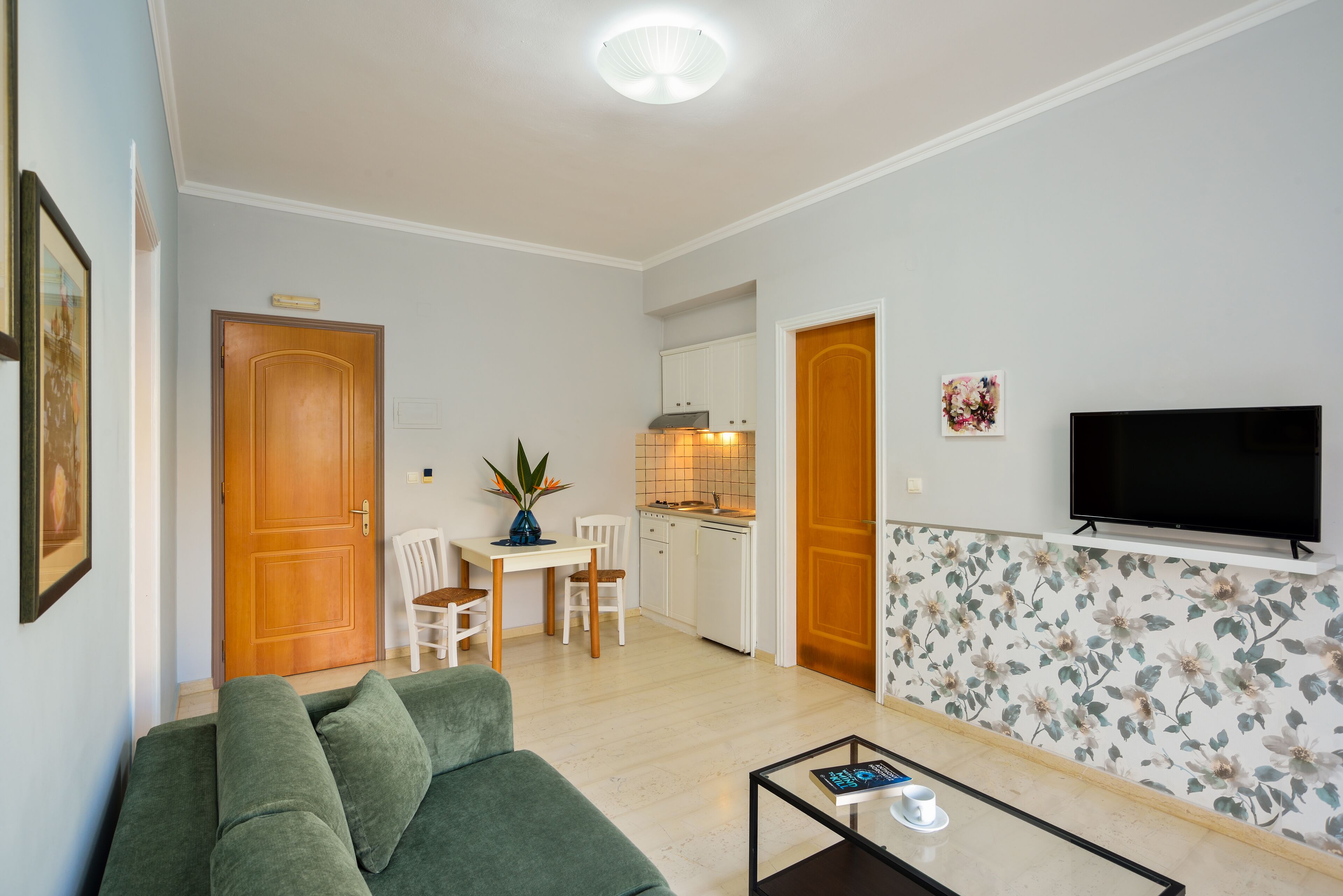 apartment, 1 bedroom | living area | tv