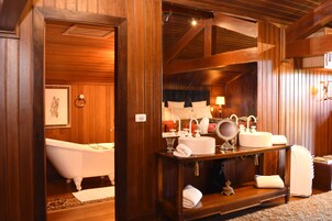 Suite (Raffinata) | Bathroom | Designer toiletries, hair dryer, bathrobes, slippers