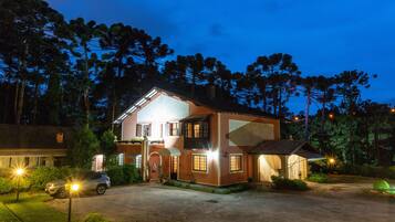 Fachada del alojamiento - Noche