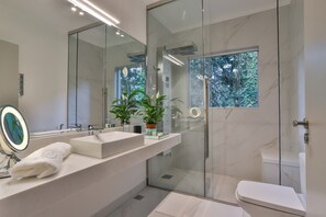 Suite (Specialle) | Kamar mandi | Perlengkapan mandi desainer, pengering rambut, jubah mandi, dan sandal