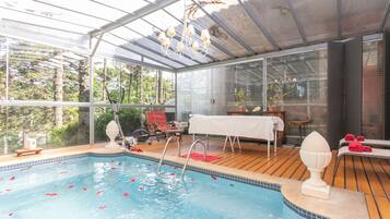 Una piscina cubierta (de 10:00 a 22:00), tumbonas