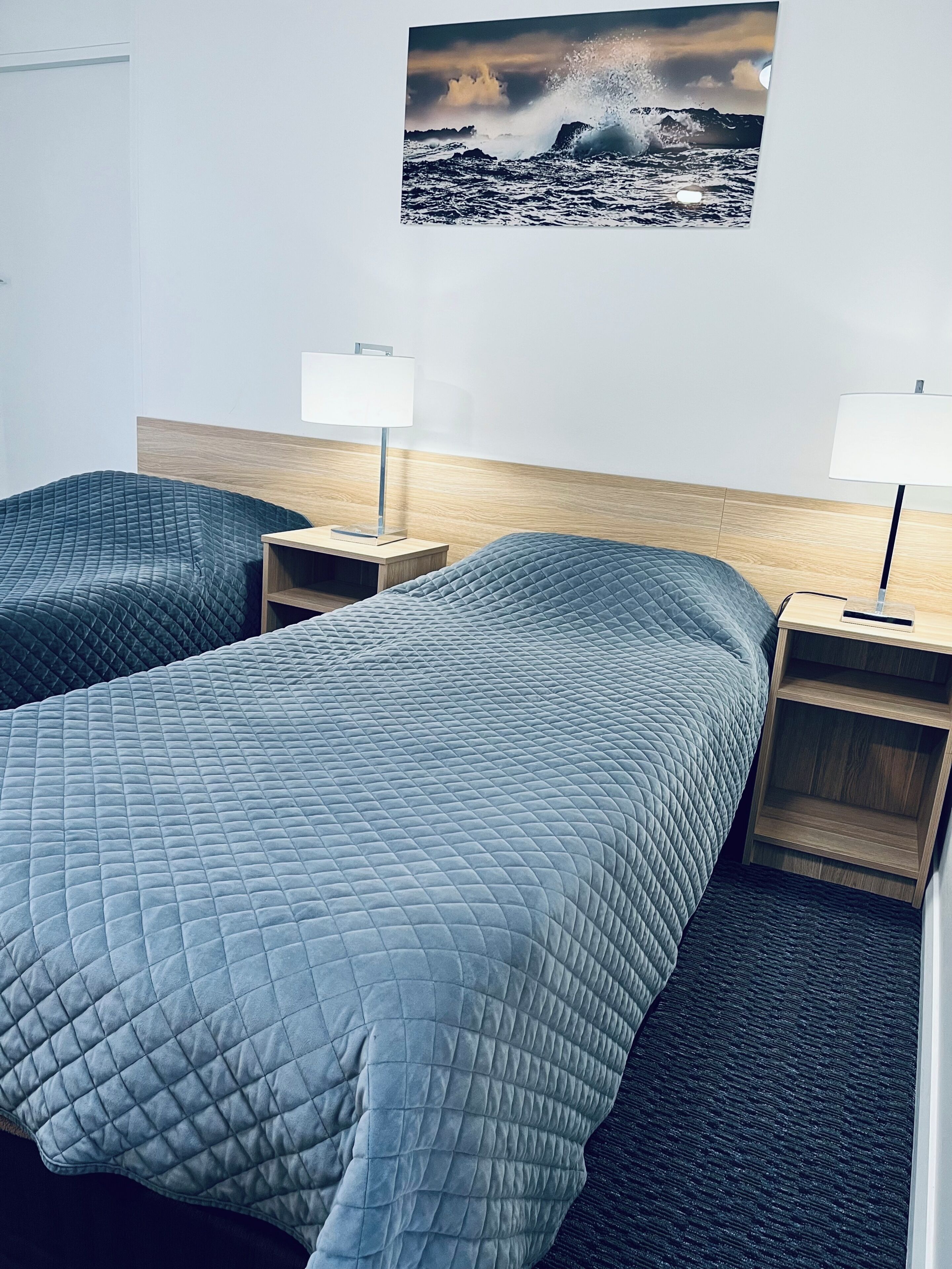 Tvåbäddsrum | Skrivbord, mörkläggningsgardiner, strykjärn/strykbräda och gratis wi-fi