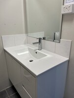 家庭房 | 浴室 | 淋浴设施、免费洗浴用品、吹风机、毛巾