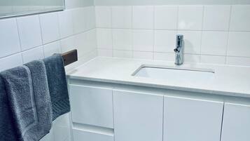 Zimmer, 2 Schlafzimmer (Self Contained) | Badezimmer | Dusche, Designer-Toilettenartikel, Haartrockner, Handtücher