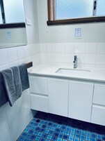 Room, 2 Bedrooms (Self Contained) | Bathroom | Shower, free toiletries, hair dryer, towels
