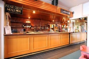 2 bares o lounges, bar deportivo 