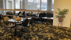 供應早餐、午餐及晚餐