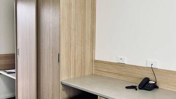 Suite, 2 habitaciones | Escritorio, cortinas blackout y tabla de planchar con plancha