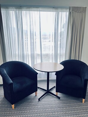 Deluxe kamer, 1 queensize bed | Een bureau, verduisterende gordijnen, een strijkplank/strijkijzer