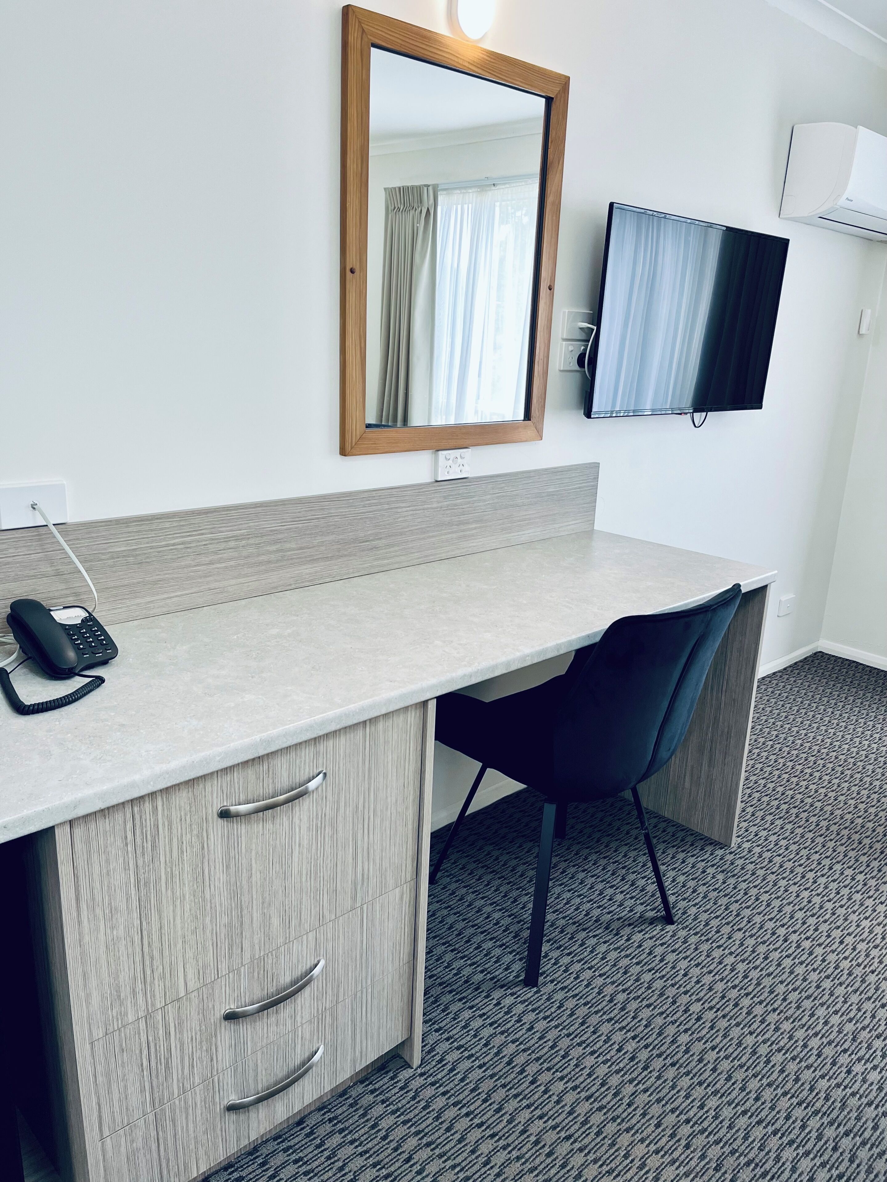 Kamar Double Standar | Meja kerja, tirai kedap cahaya, setrika/meja setrika, dan Wi-Fi gratis