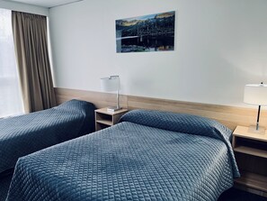 Chambre familiale | Bureau, rideaux d’obscurcissement, fer et planche à repasser