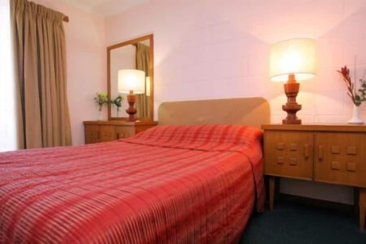 Een minibar, een bureau, een strijkplank/strijkijzer, gratis babybedden