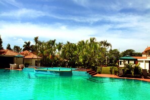 Kolam renang outdoor