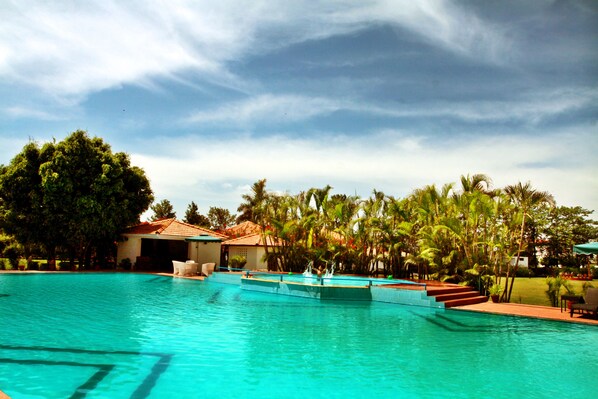 Outdoor pool - Naturoville Ayurvedic and Yoga Retreat by OpenSky (Rishikesh)