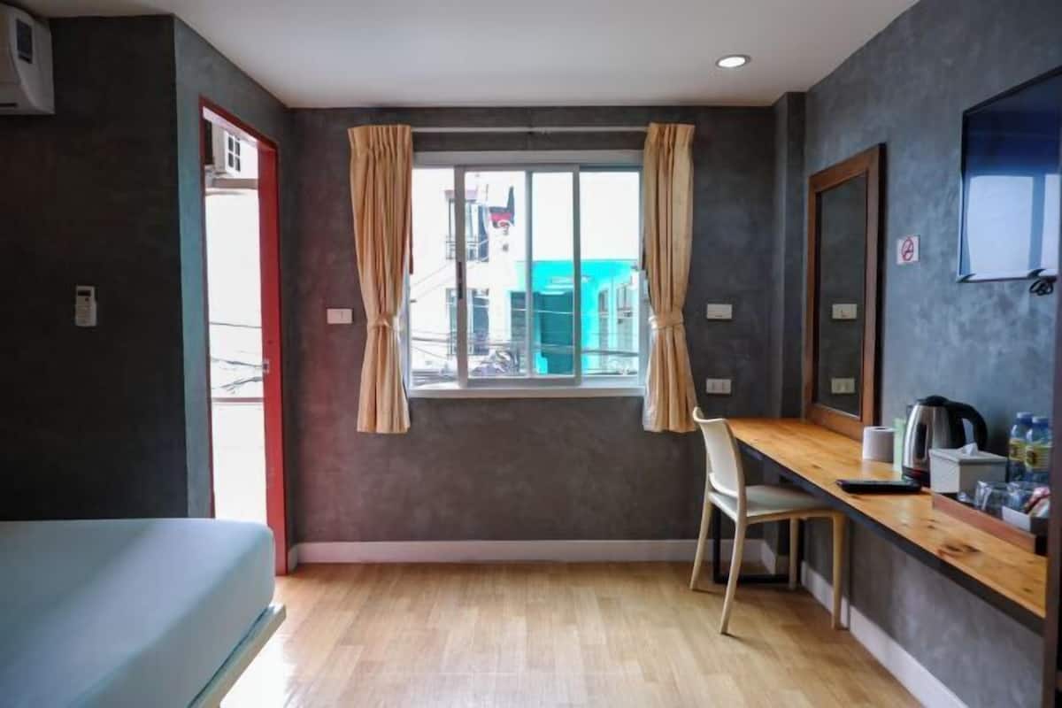 Cortinas blackout, wifi gratis y ropa de cama