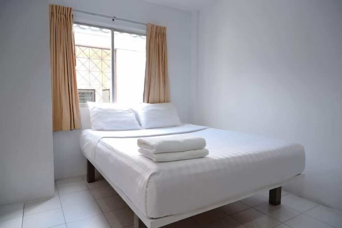 1 bedroom, blackout drapes, free WiFi, bed sheets