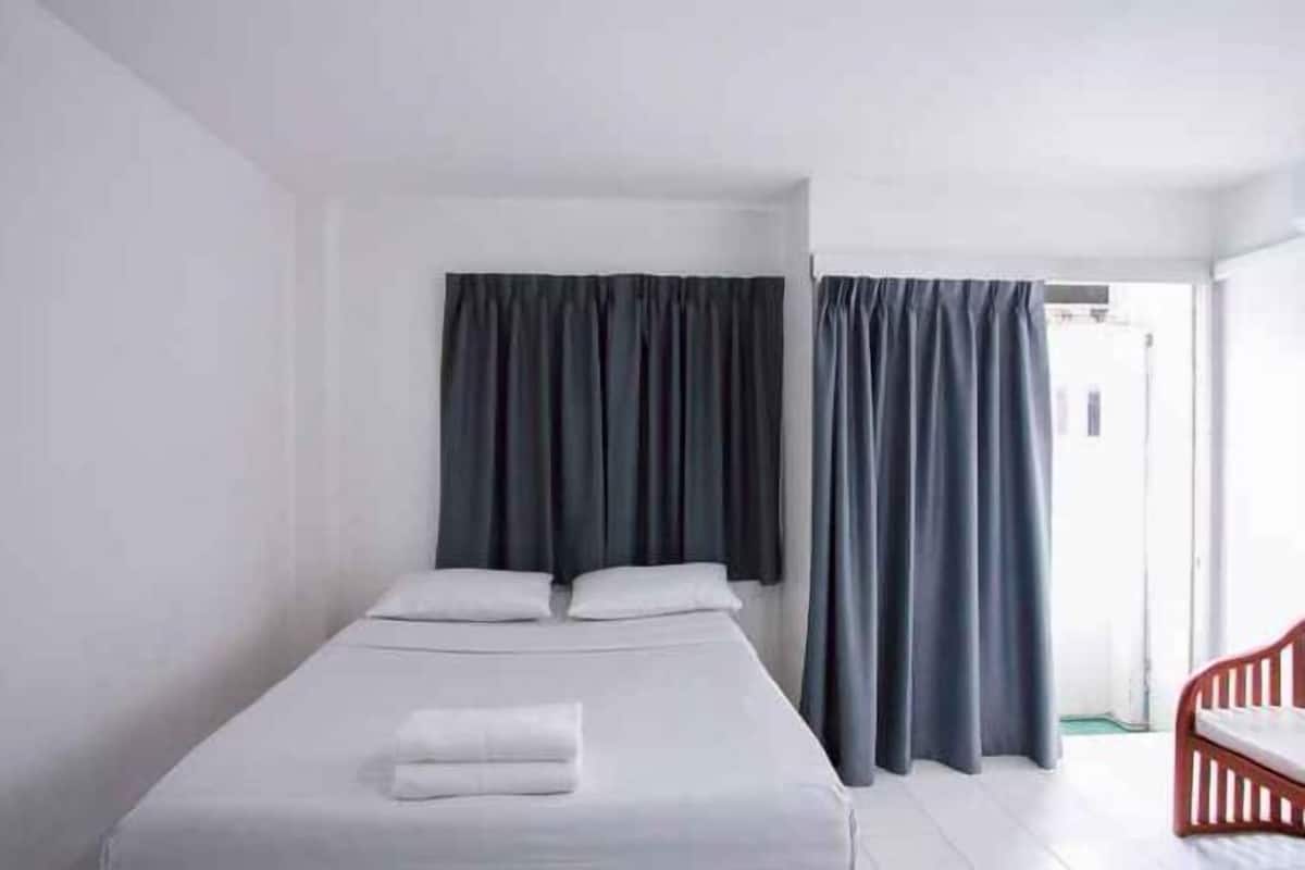 1 bedroom, blackout curtains, free WiFi, bed sheets