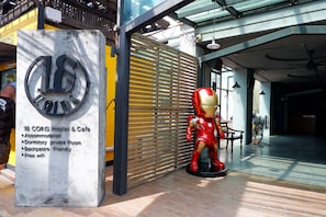 A hostel sign with amenities listed, including accommodation, private room, backpack-friendly, and free wifi. - 18 Coins Budget Hotel (Pattaya)