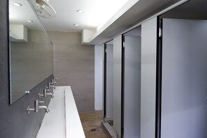 Free toiletries, towels - 18 Coins Budget Hotel (Pattaya)