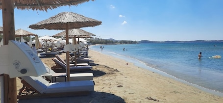 Playa privada en los alrededores. Parthenis Riviera Hotel