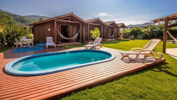Outdoor pool, pool loungers - Green Mountain Pousada (Florianópolis)